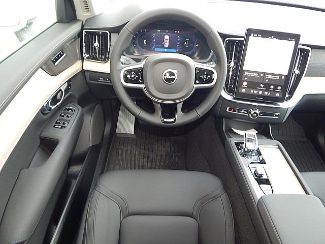 2025 Volvo XC90 T8 Plus photo 2