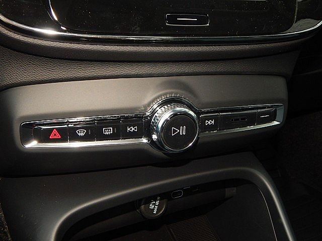 2026 Volvo XC40 Plus - Photo 17