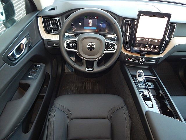2026 Volvo XC60 Hybrid T8 Plus photo 3