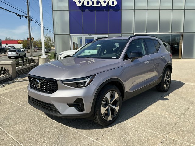 2026 Volvo XC40 B5 Plus Dark AWD's photo