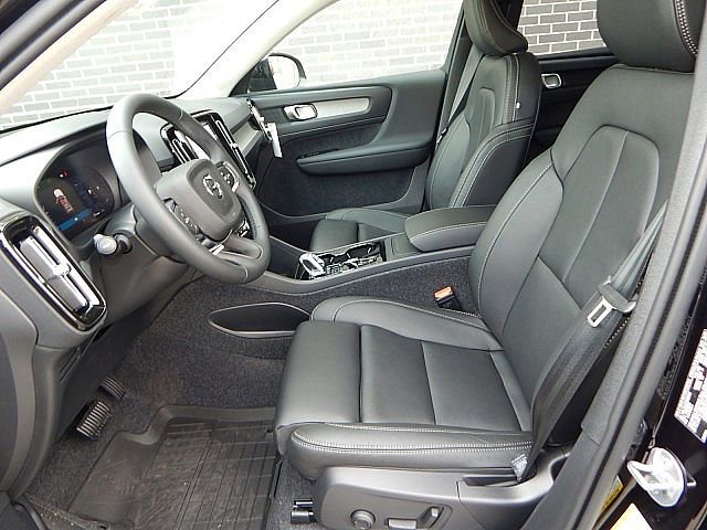 2026 Volvo XC40 Plus - Photo 13