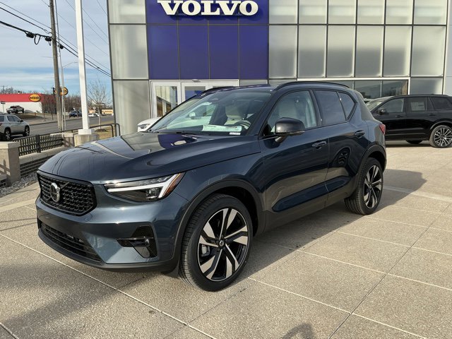 2026 Volvo XC40 B5 Ultra Dark AWD's photo