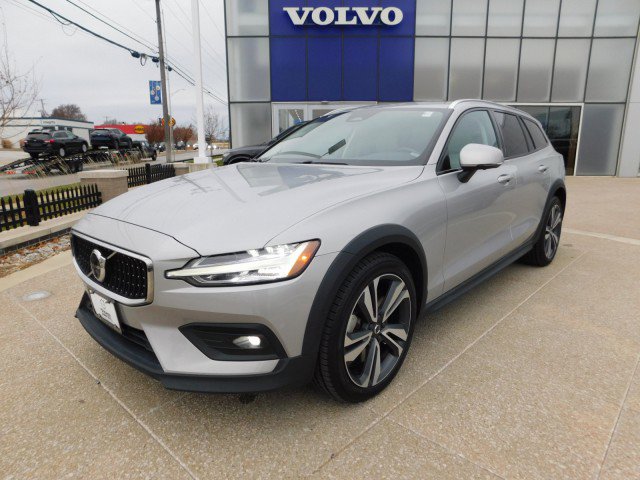 2024 Volvo V60 Cross Country Plus's photo
