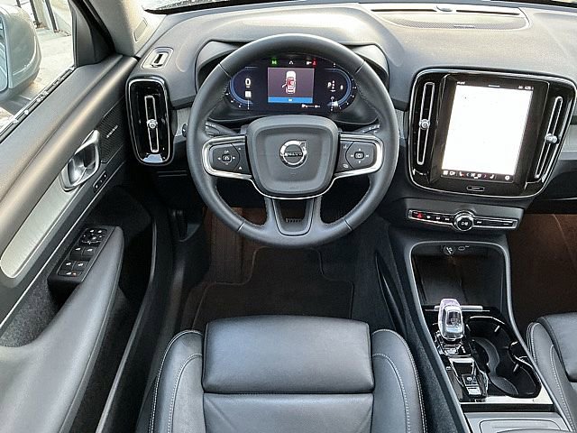2024 Volvo XC40 AWD Plus photo 2