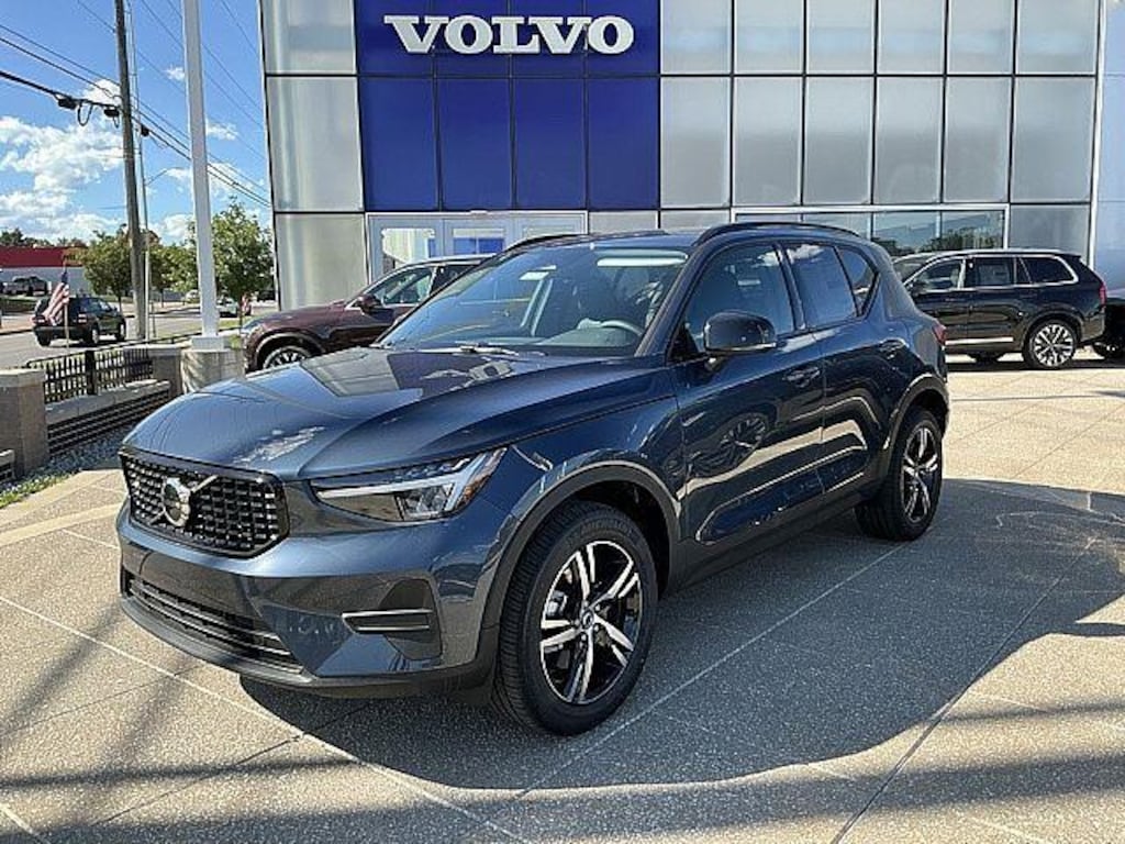 New 2026 Volvo XC40 B5 Core SUV