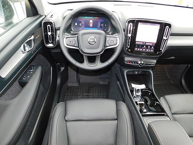 2026 Volvo XC40 photo 3