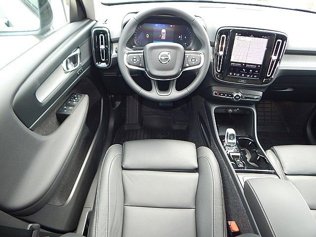 2026 Volvo XC40 Plus photo 2