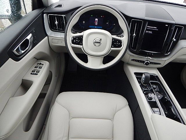 2025 Volvo XC60 Hybrid T8 Plus photo 2
