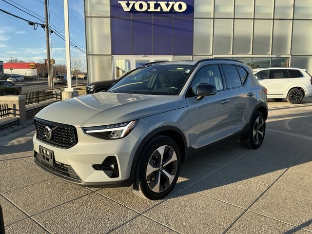 2025 Volvo XC40 Plus Dark Theme B5 AWD Plus Dark Theme