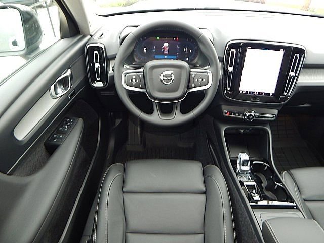 2025 Volvo XC40 Plus photo 2