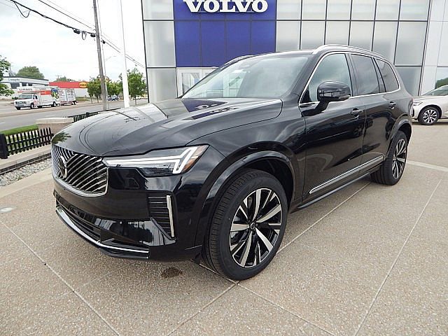2025 Volvo XC90 B5 Core photo 2