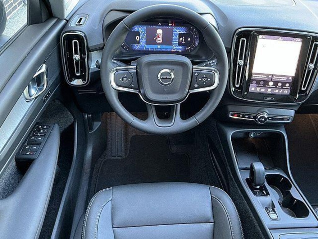 New 2026 Volvo XC40 B5 Core SUV
