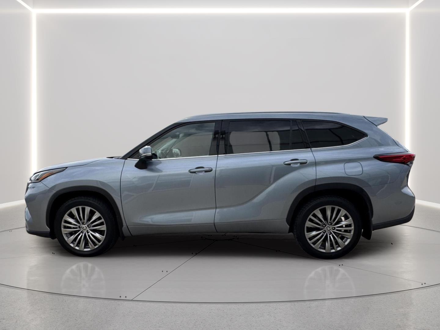 Used 2021 Toyota Highlander Platinum with VIN 5TDFZRBH4MS106803 for sale in Kansas City
