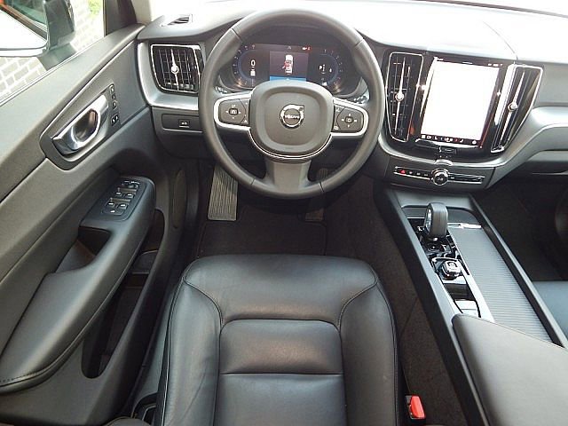 2025 Volvo XC60 B5 Core photo 3