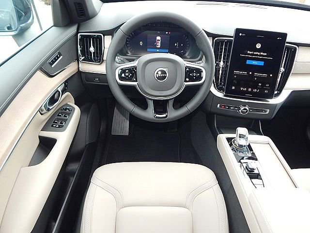 2026 Volvo XC90 B5 Core photo 2