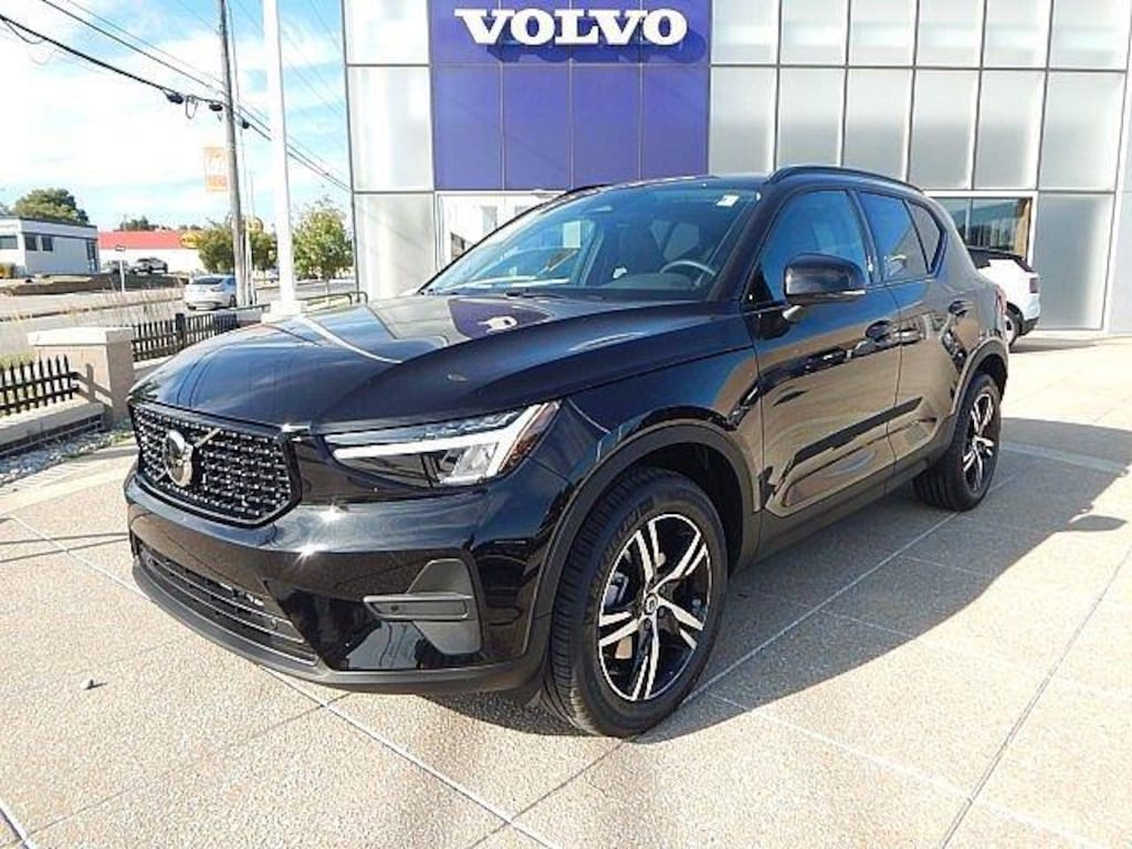 New 2026 Volvo XC40 B5 Core SUV
