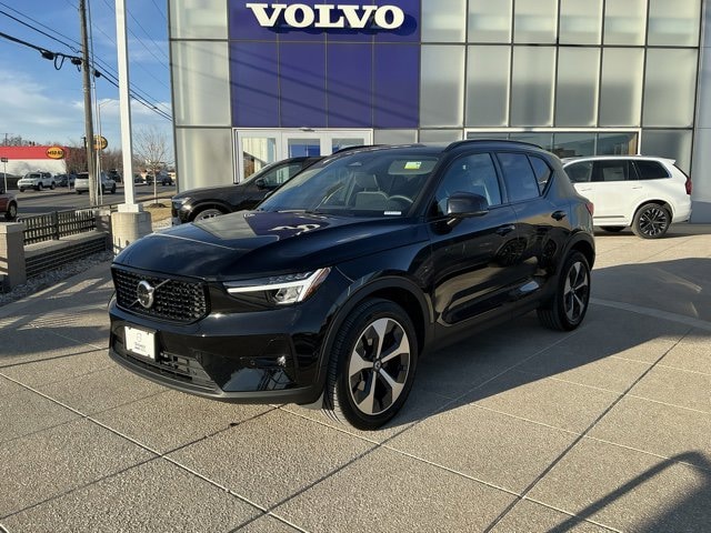 2025 Volvo XC40 Plus Dark Theme B5 AWD Plus Dark Theme