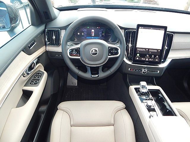 2026 Volvo XC90 T8 photo 2