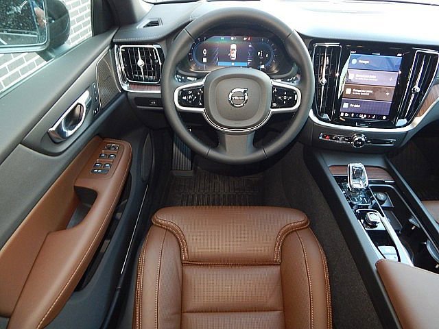 2025 Volvo V60 Cross Country B5 photo 2