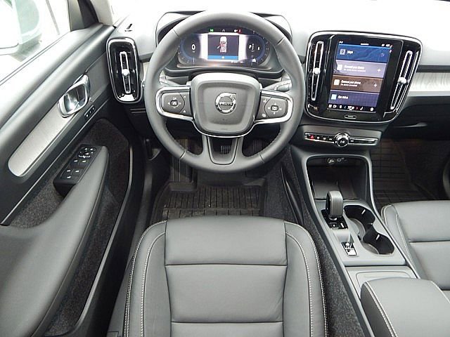 2025 Volvo XC40 Core photo 2