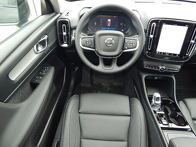 2025 Volvo XC40 Plus photo 2