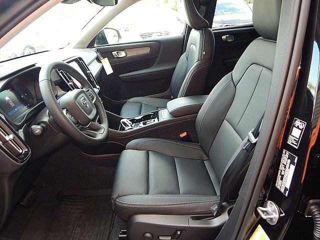 2026 Volvo XC40 Plus - Photo 13