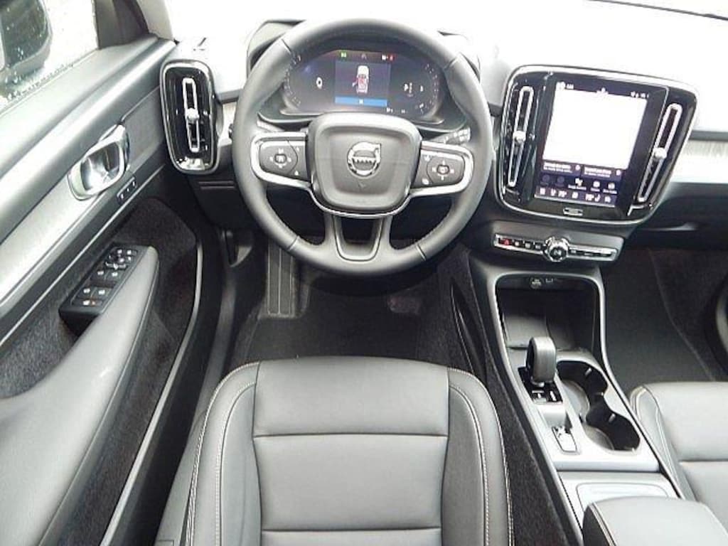 New 2026 Volvo XC40 B5 Core SUV