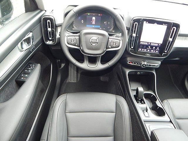 2026 Volvo XC40 Core photo 2