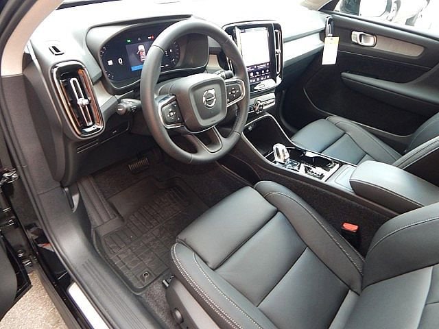 2026 Volvo XC40 Plus - Photo 14