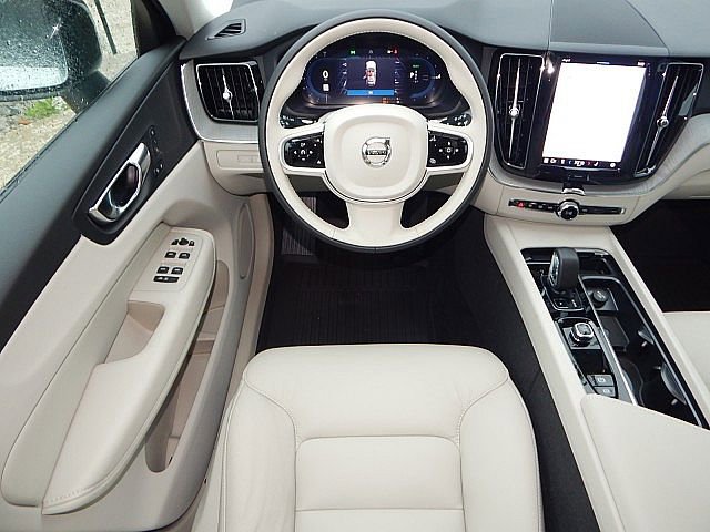 2025 Volvo XC60 Hybrid T8 Plus photo 2