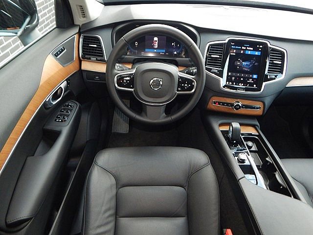 2024 Volvo XC90 B5 AWD Plus photo 2