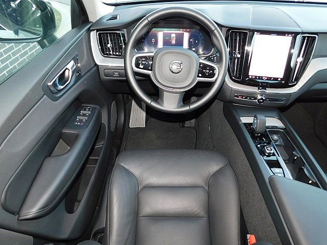 2025 Volvo XC60 B5 Plus photo 2