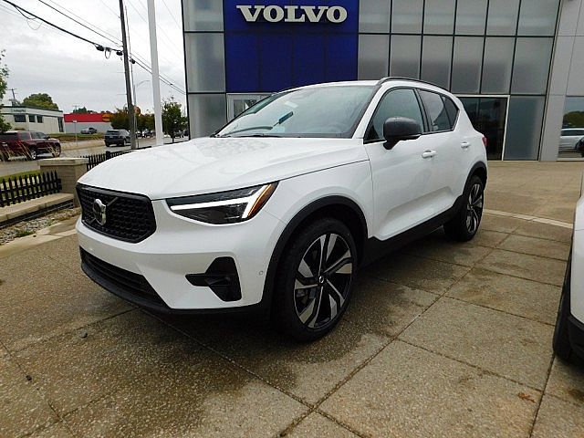 2026 Volvo XC40 photo 2