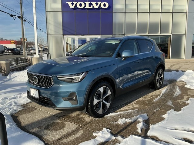 2025 Volvo XC40 Plus Bright Theme B5 AWD Plus Bright Theme