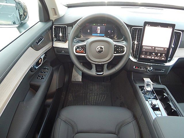 2026 Volvo XC90 Plus photo 2