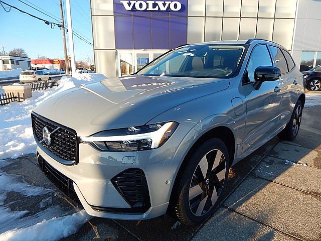 2025 Volvo XC60 Hybrid T8 Plus photo 2