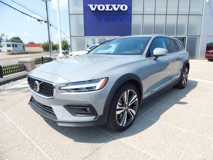 2025 Volvo V60 Cross Country B5 Plus Wagon
