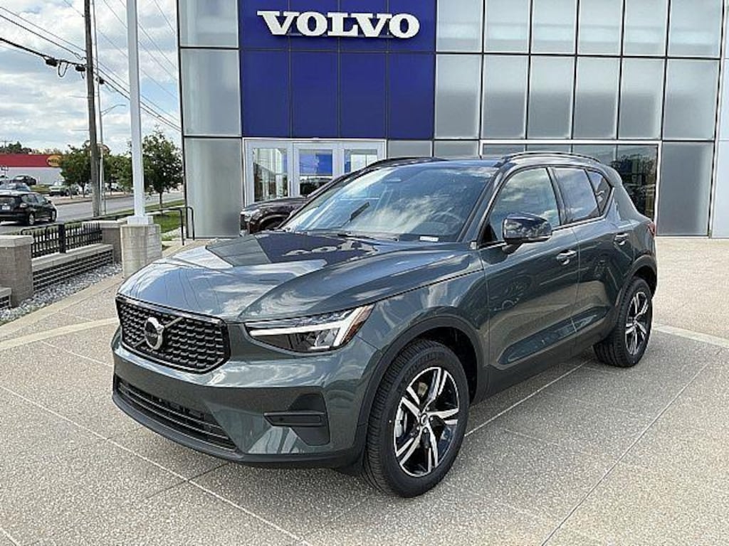 New 2026 Volvo XC40 B5 Core SUV