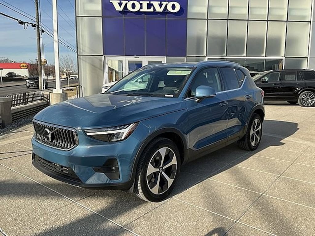 Certified 2025 Volvo XC40 Plus Bright Theme B5 AWD Plus Bright Theme