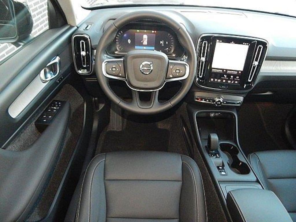New 2026 Volvo XC40 B5 Core SUV