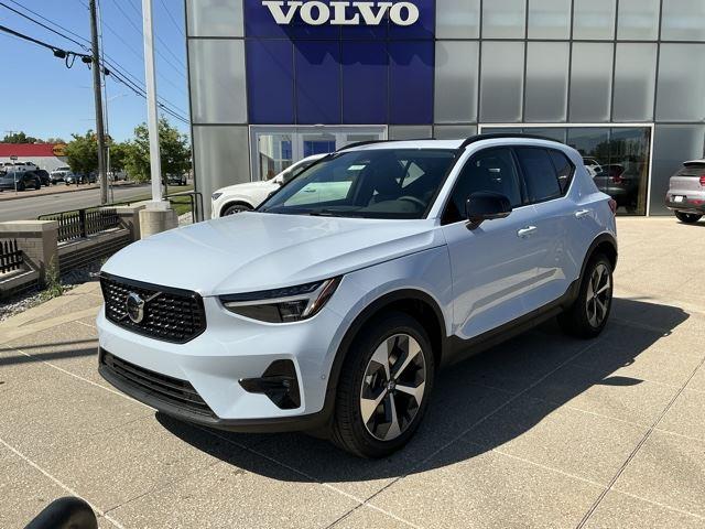 2026 Volvo XC40 B5 Plus Dark AWD's photo