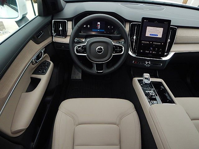 2026 Volvo XC90 Plus photo 3