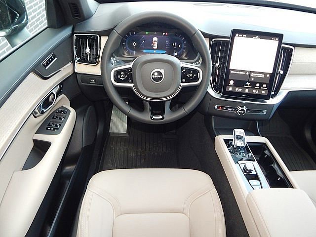 2025 Volvo XC90 B5 AWD Core photo 2