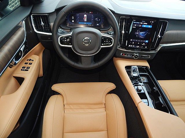 2025 Volvo V90 Cross Country B6 photo 2