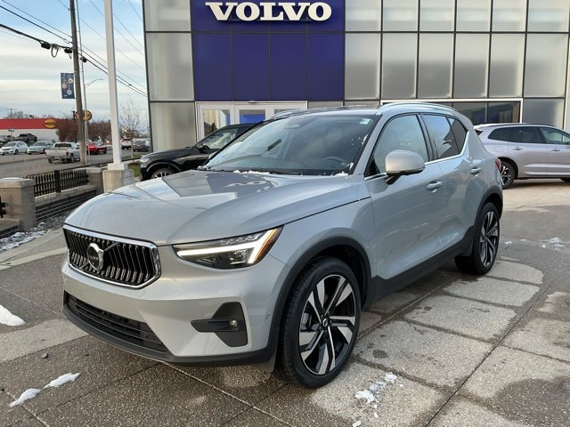 2024 Volvo XC40 Plus Bright Theme B5 AWD Plus Bright Theme