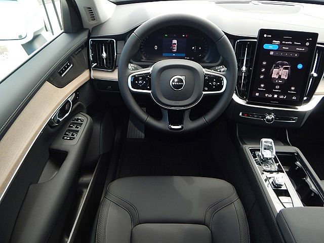 2026 Volvo XC90 B5 Plus photo 2