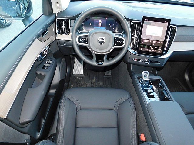 2026 Volvo XC90 B5 Plus photo 2