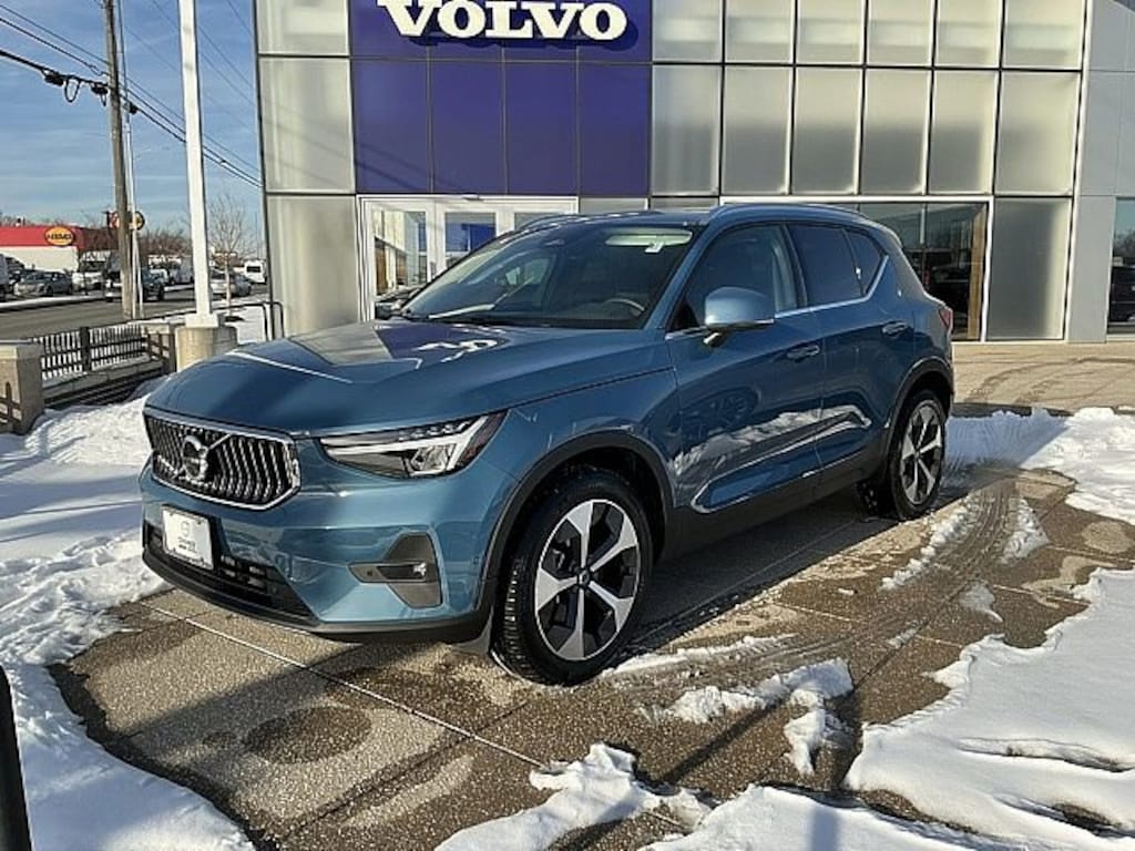 Used 2025 Volvo XC40 Plus Bright Theme B5 AWD Plus Bright Theme