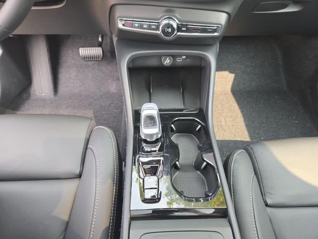 2026 Volvo XC40 Plus - Photo 18