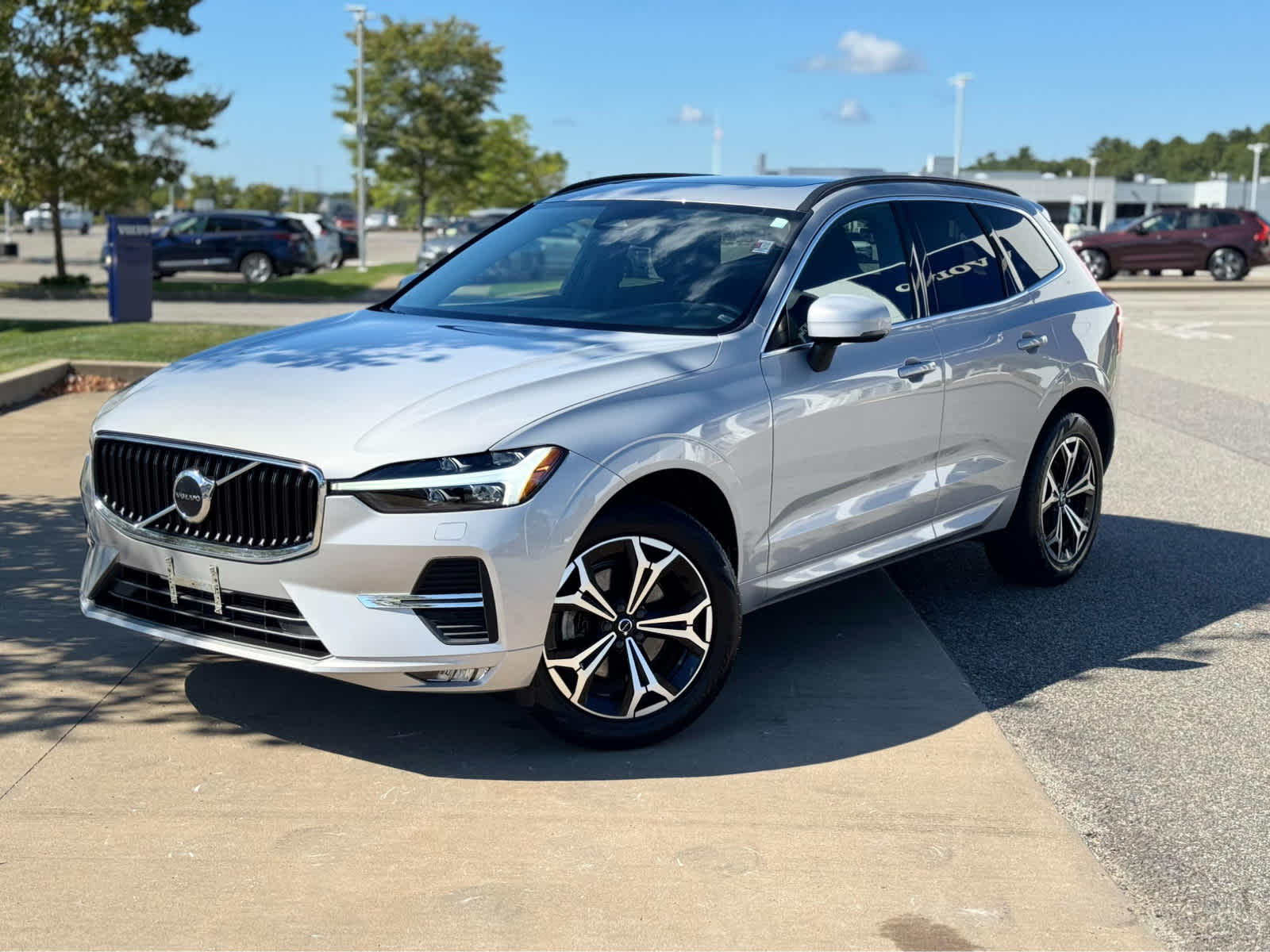 2022 Volvo XC60 B5 Momentum photo 2